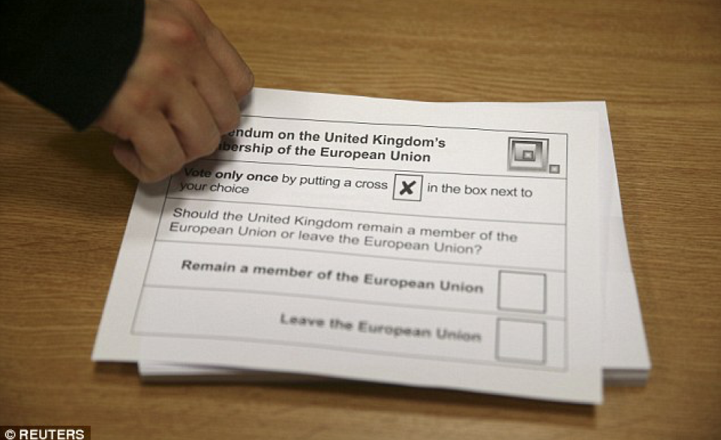 Una foto scattata ad un seggio questa mattina (Reuters - dailymail.co.uk)