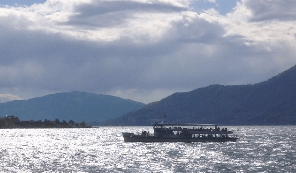 Tra qualche temporale e spiraglio di sole, oggi la foto del giorno è di Antonella Bonora (Navigando a Luino)