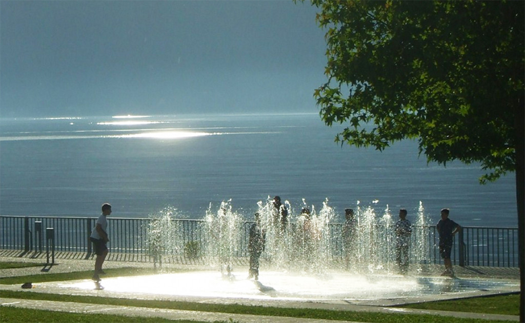 Giochi d'acqua al tramonto sul lungolago di Luino (Foto © Antonella Bonora)