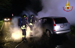 I Vigili del Fuoco impegnati a domare l'incendio nell'autovettura, a Ferrera di Varese