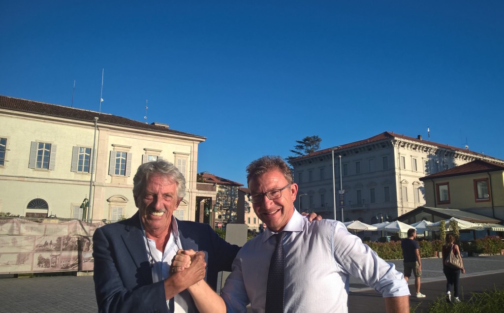 Mario Gambato, presidente dimissionario Pro Loco di Luino, insieme al sindaco Andrea Pellicini
