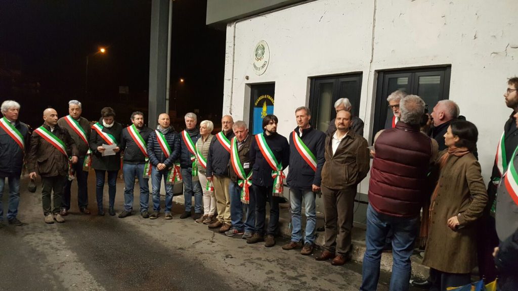 Venti sindaci del Piambello contro la chiusura del valico di Cremenaga, sit-in in dogana