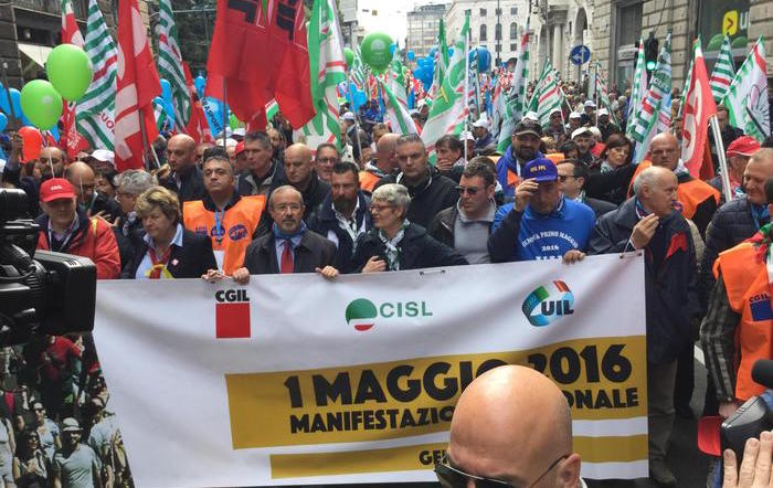 Il corteo per la festa nazionale del lavoro con i segretari generali di Cgil, Cisl e Uil, Genova, 1 maggio 2016. ANSA/ PAOLO RUBINO