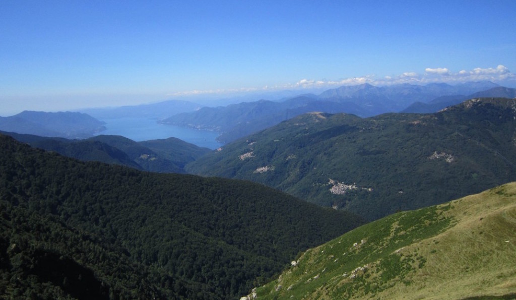 Panorama sul lago Maggiore dall'Alpe Montoia (max-online.info)