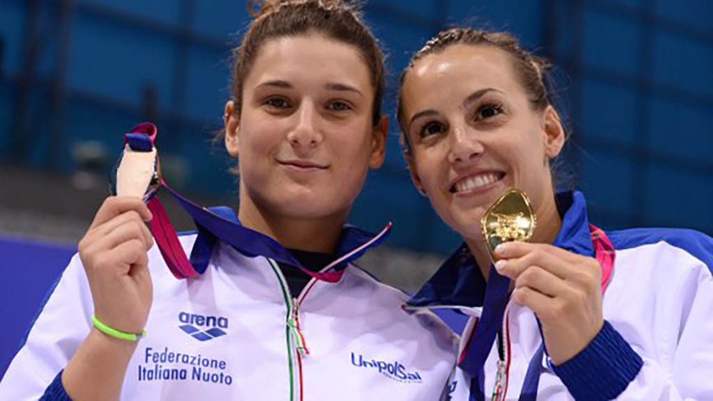 Tania Cagnotto festeggia con Elena Bertocchi (lapresse)