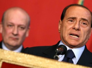 Silvio Berlusconi e, sullo sfondo, Sandro Bondi (ansa.it)
