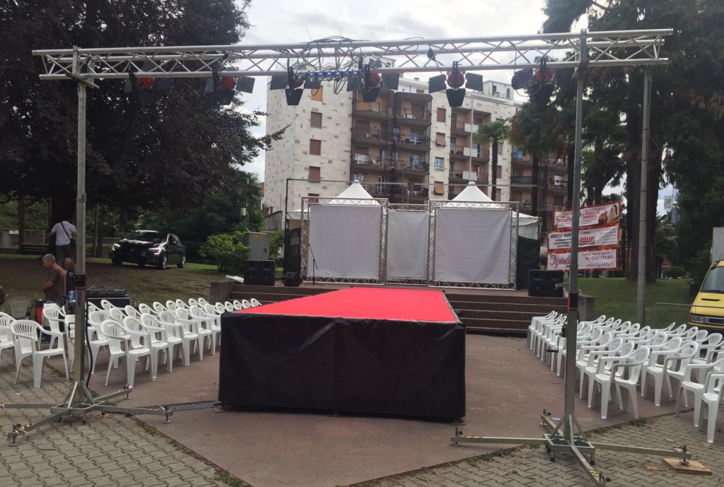 Questa sera strade chiuse e "Luino Moda", sfilata e comicità al Parco Ferrini
