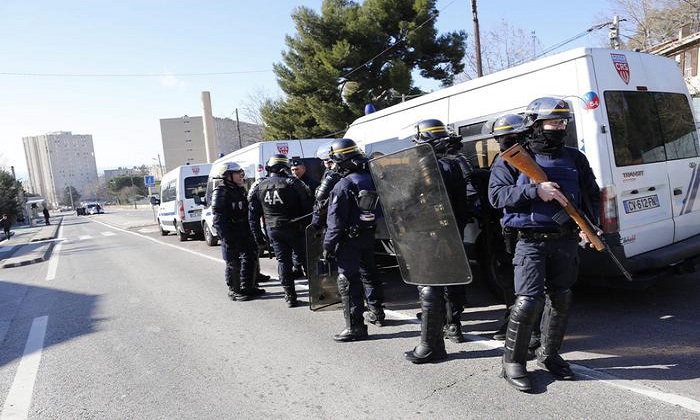 Marsiglia, arrestati presunti terroristi. Inquirenti: "L'attacco era imminente. Trovato video di giuramento all'Isis"