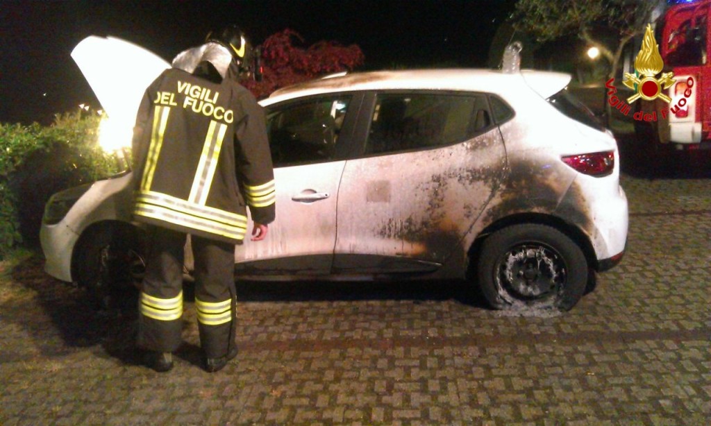 L'auto bruciata in via Montegrino a Voldomino, frazione di Luino