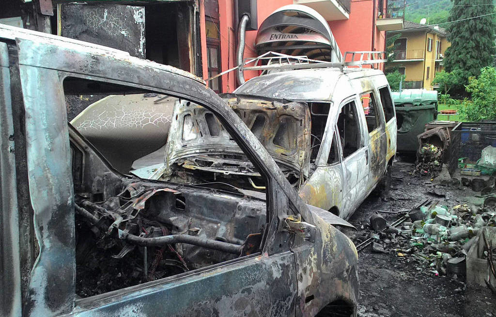 (Una foto dell'incendio pubblicata da Varesenews.it)