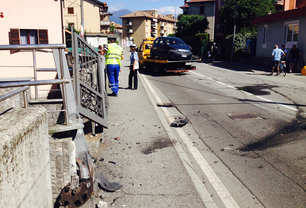 Luino, perde il controllo dell'auto e finisce contro un muretto. 19enne in codice giallo all'Ospedale di Cittiglio
