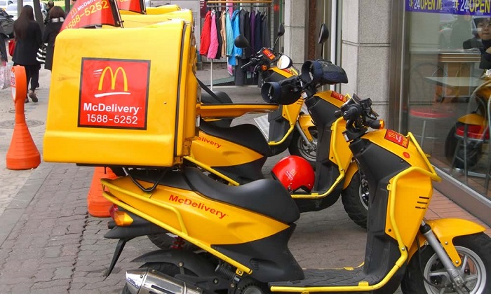Contro la crisi, McDonald's a domicilio: "I clienti non vengono da noi? Andiamo noi da loro"
