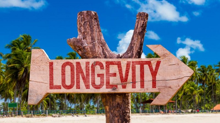 La longevità si tinge di rosa: l'uomo ha meno aspettativa di vita per un fattore genetico