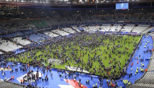Gli spettatori di Francia - Germania invadono il campo dello "Stade de France" (AP Photo/Michel Euler)