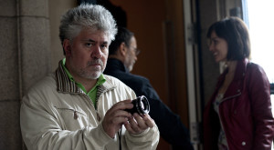 Il regista spagnolo, Pedo Almodóvar (slashfilm.com)