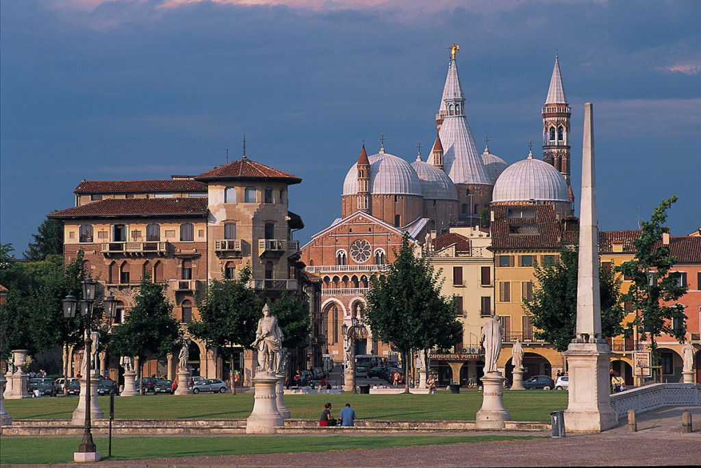 PADOVA prato_della_valle_scorcio_basilica_santo_rid