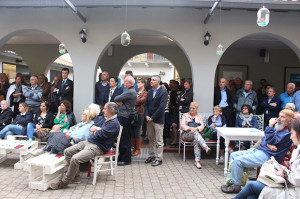 Una parte del pubblico presente ad ascoltare il candidato sindaco de "L'Altra Luino", Franco Compagnoni
