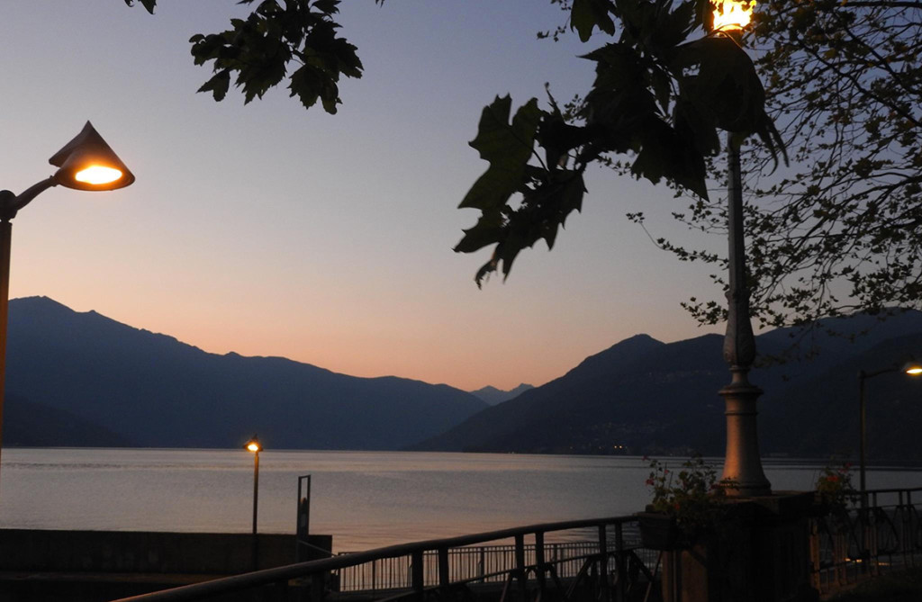 Il lungolago di Luino al tramonto (Foto © Candido Quatrale)