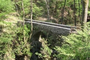 Maccagno: percorribile nuovamente il "ponte romano" tra Graglio e Cadero