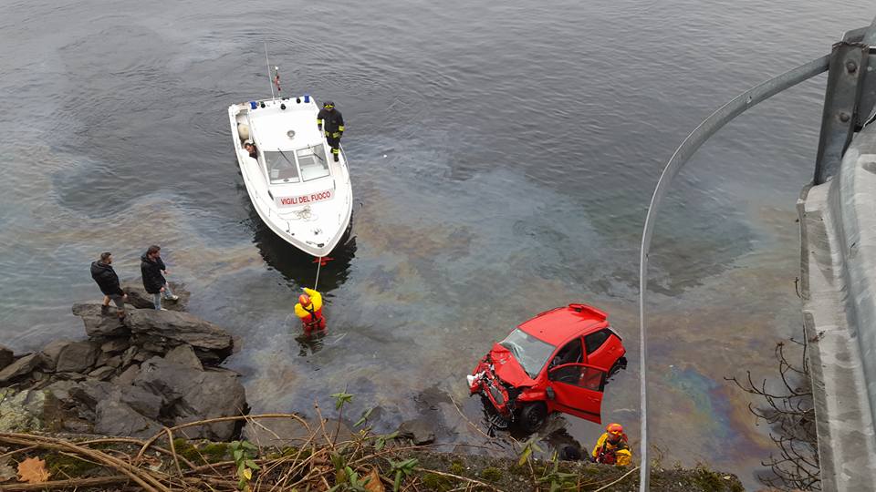 Luino: auto finisce nel lago nei pressi della prima curva verso Colmegna. Due i feriti (Foto © Alessandro Fazio)