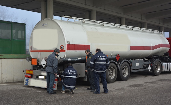 Contrabbando: sequestrati oltre 800 litri di gasolio e benzina, un denunciato al confine