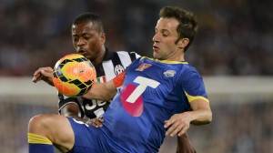 Alessandro Del Piero contrastato da Patrice Evra, nella sfida tra Juventus e A-League All-Stars (it.eurosport.yahoo.com)