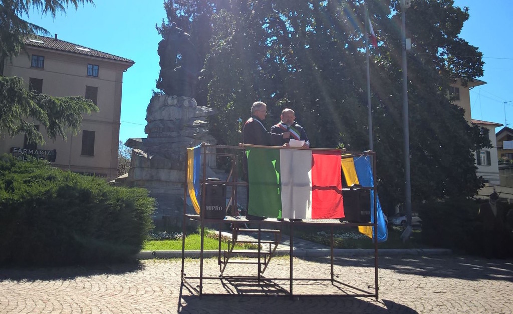 Coro unisono dalla Festa della Liberazione a Luino: "Libertà, Uguaglianza e Fraternità"