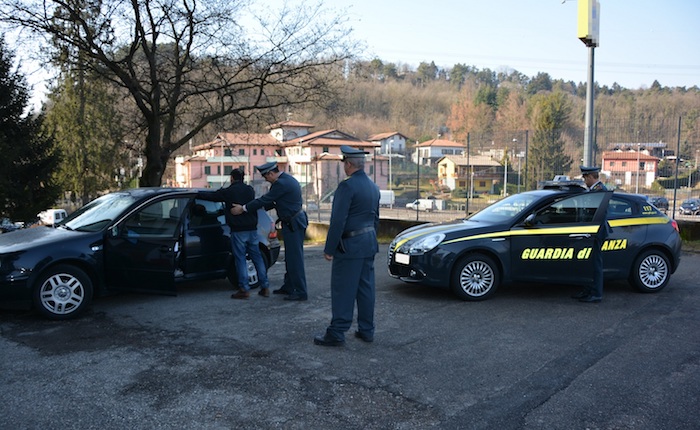 Fermato in dogana, finanzieri trovano in auto lingotti d'oro e quasi 10mila euro