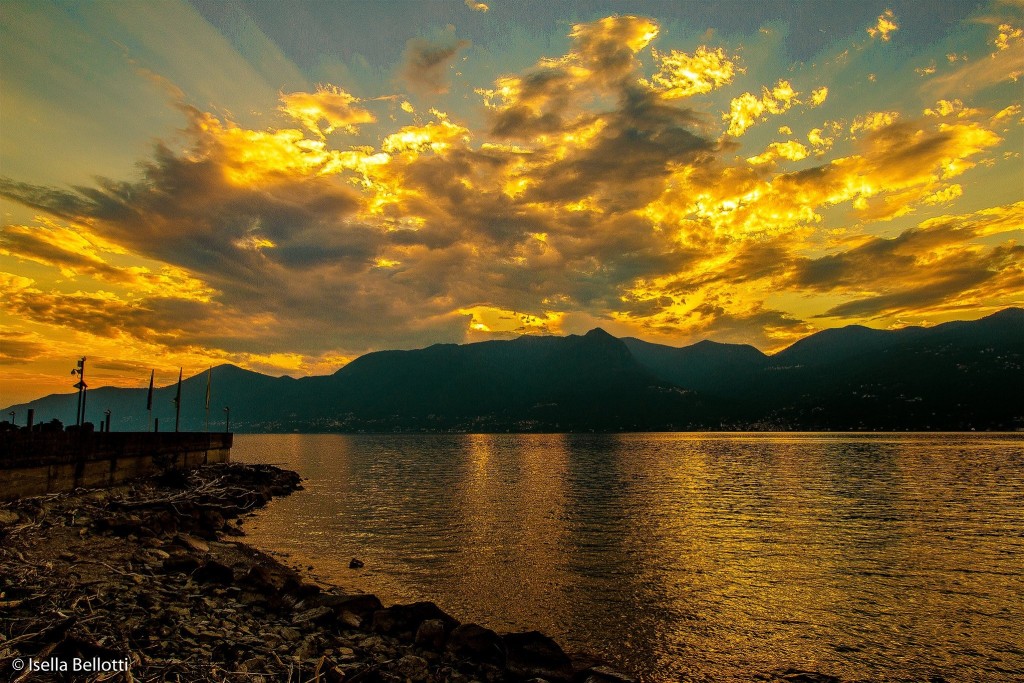 Un tramonto sul lago Maggiore, immortalato a Luino da Isella Bellotti