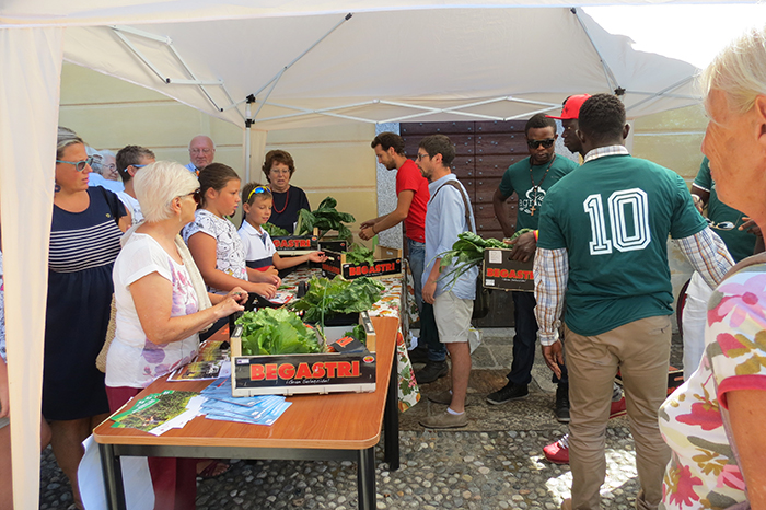 I migranti ospiti a Dumenza offrono gratuitamente i prodotti del loro orto ai cittadini
