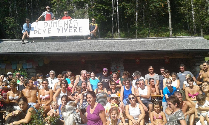 Condivisione e solidarietà per il "Rifugio di Dumenza". Oltre 160 persone per il selfie in omaggio all'Alpe Bovis