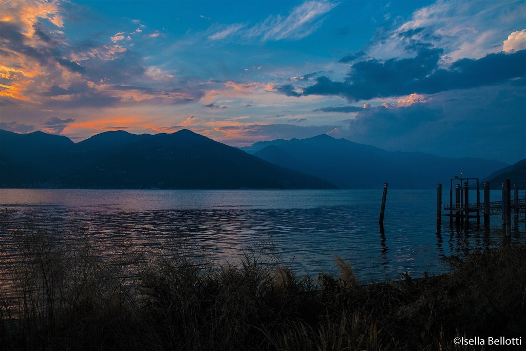 La foto del giorno è di Isella Bellotti, cielo di fine estate sul lungolago di Luino