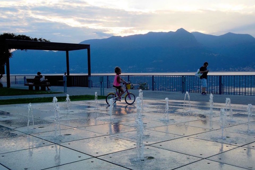 La foto del giorno è di Candido Quatrale: "Relax per bambini al Parco a lago di Luino"