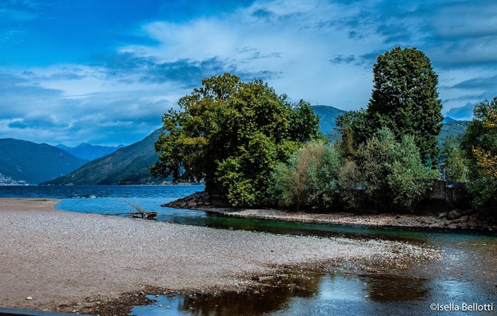 La foto del giorno è di Isella Bellotti: il lago Maggiore tra Luino e Germignaga