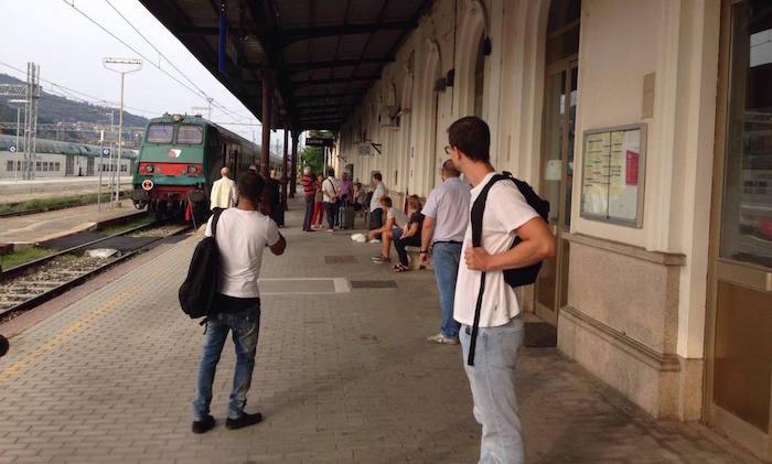 Luino, "Treni per Malpensa soppressi. Viaggiatori non avvisati e infuriati"