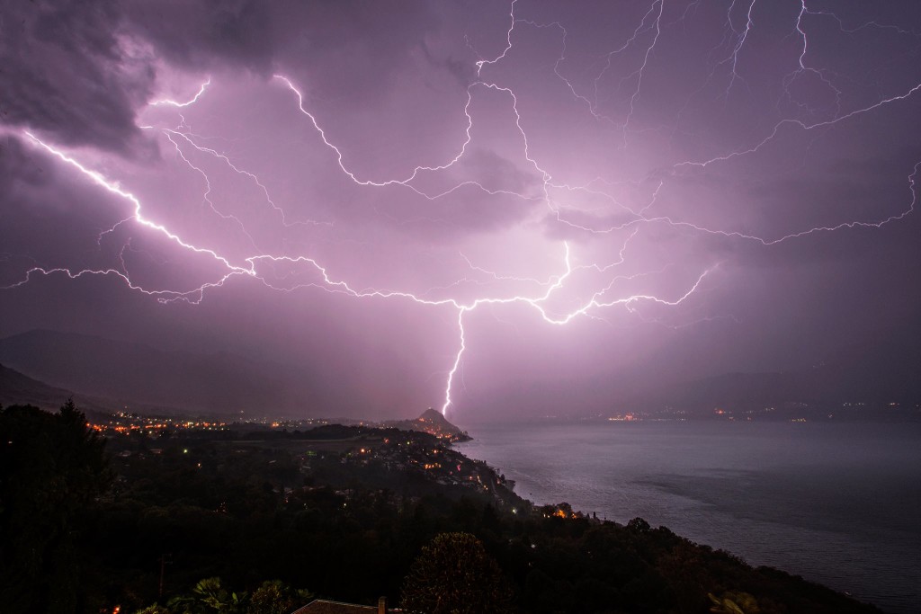 La foto del giorno è di Alessandro Bordin: "Fulmini e temporale sul lago Maggiore"