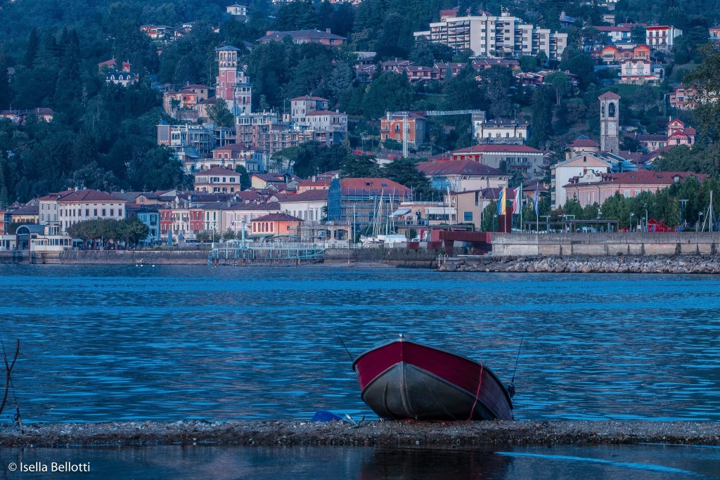 Un buongiorno con la foto del giorno di Isella Bellotti: "Luino vista da Germignaga"