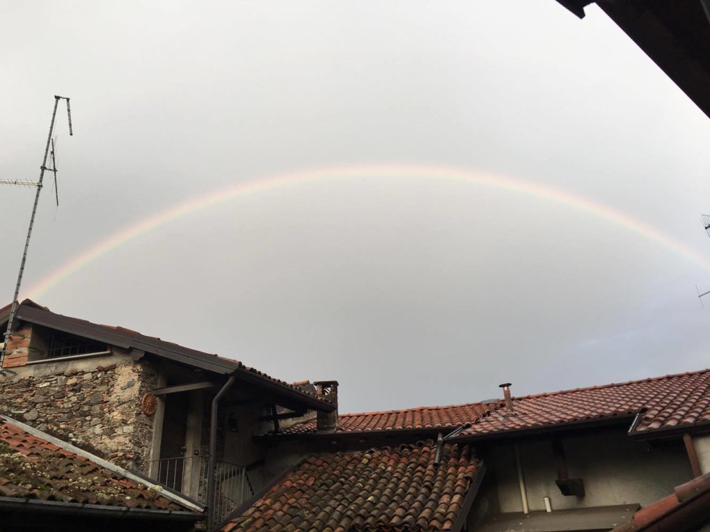 La foto, scattata da Michele Marmino: l'arcobaleno sull'alto Varesotto di questa mattina