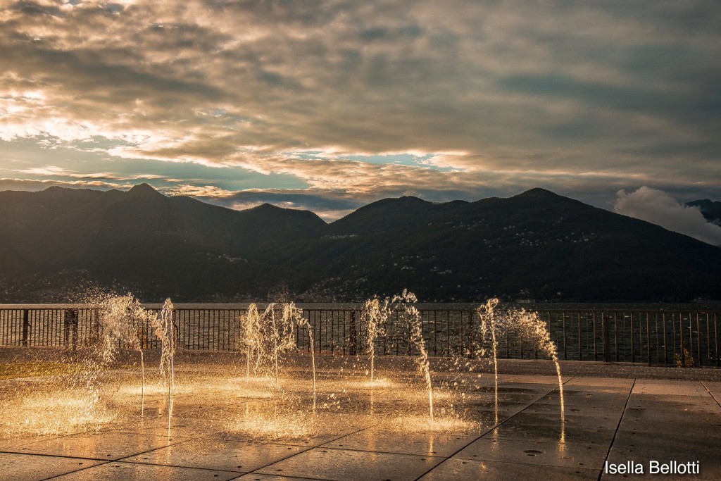 Buona serata a tutti con la foto del giorno di Isella Bellotti: "Luino, tramonto e fontane"