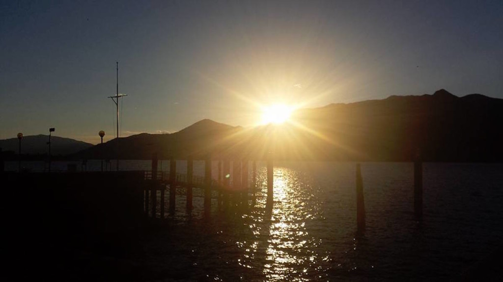 Buongiorno con la foto del giorno di Gabriella Larghi, uno degli ultimi tramonti estivi luinesi