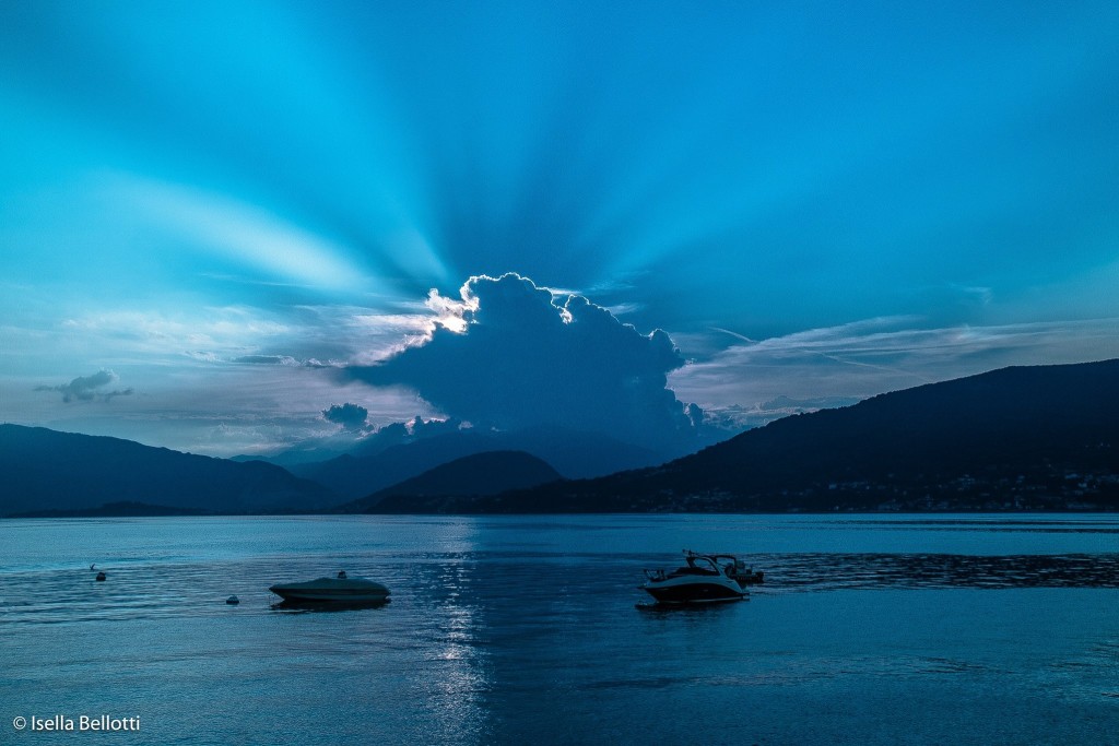 La foto del giorno di Isella Bellotti: "Il sole dietro una nuvola sul lago Maggiore