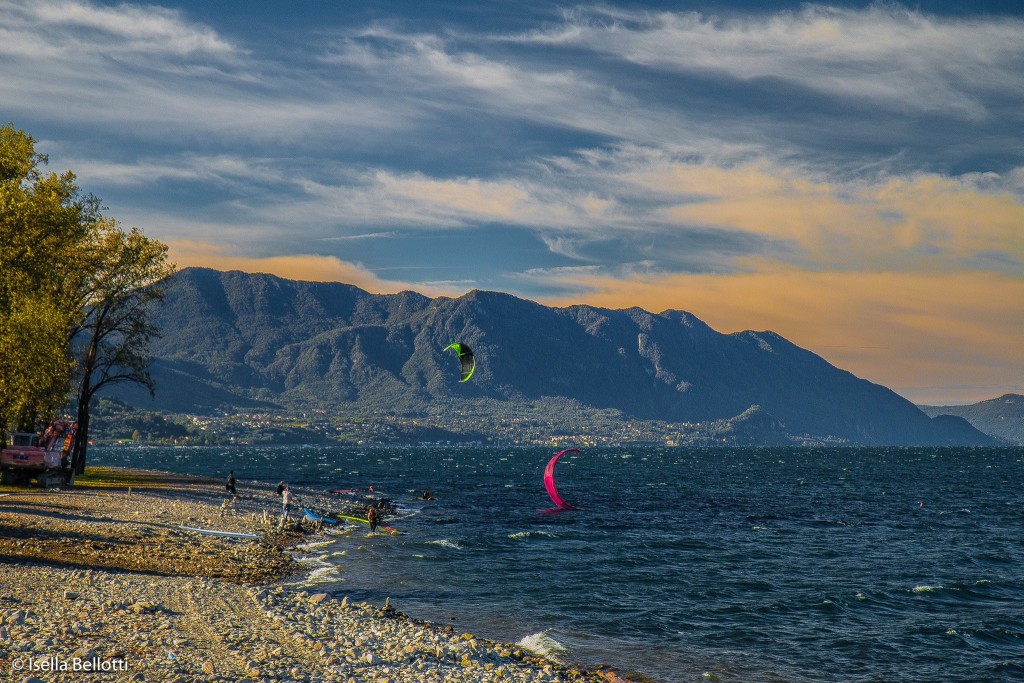 Vi piace la foto di Isella Bellotti? "Kite-surf a Maccagno e sullo sfondo... Luino"