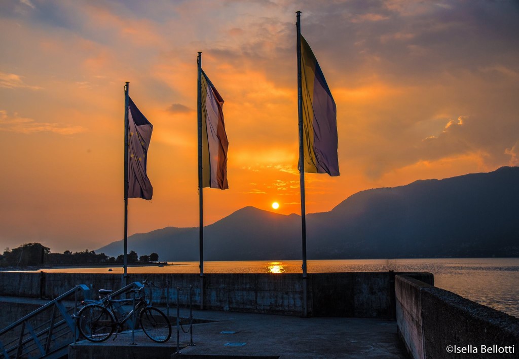 Buongiorno a tutti con la foto del giorno di Isella Bellotti: il Porto Nuovo di Luino al tramonto