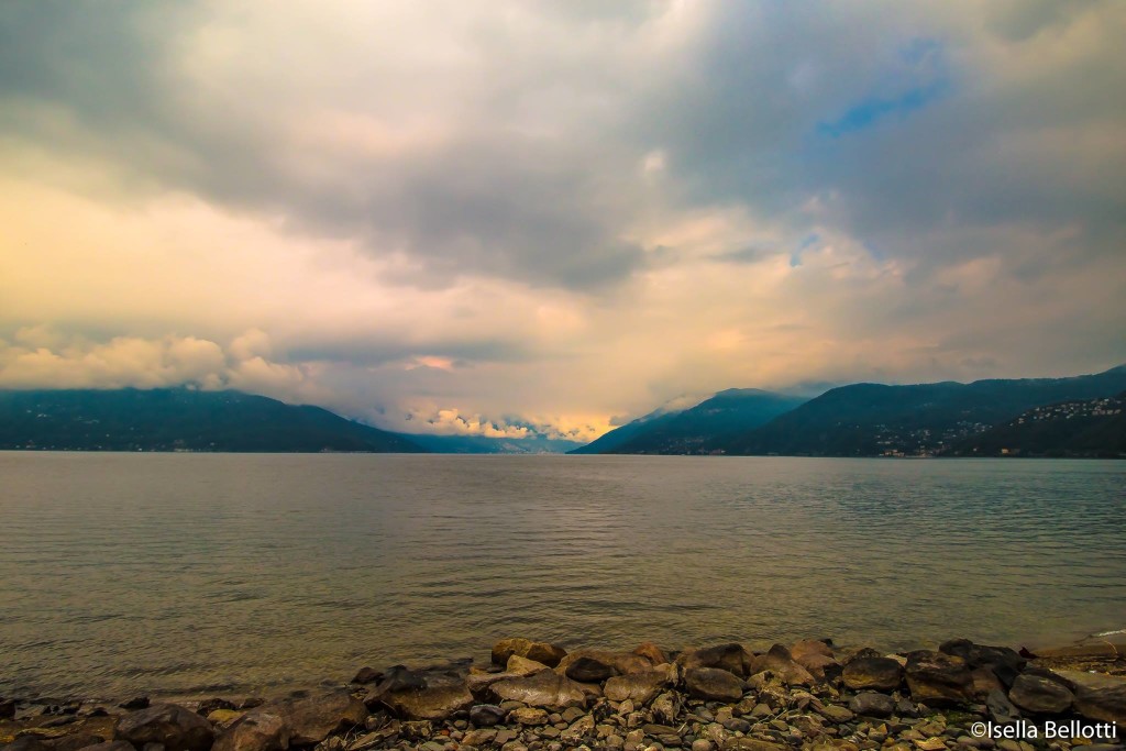 Buongiorno a tutti tra lago, monti, cielo e nuvole. La foto del giorno è di Isella Bellotti