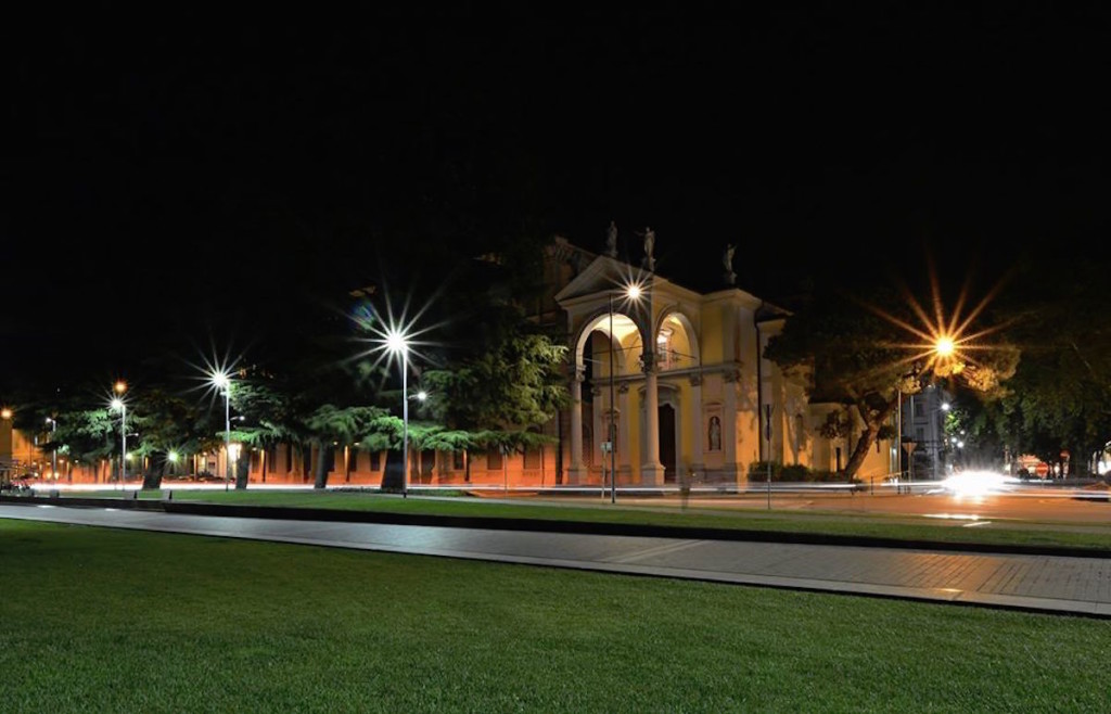 Buongiorno con la foto di Francesco Muzzopappa. Una chiesa di Luino di notte, quale?