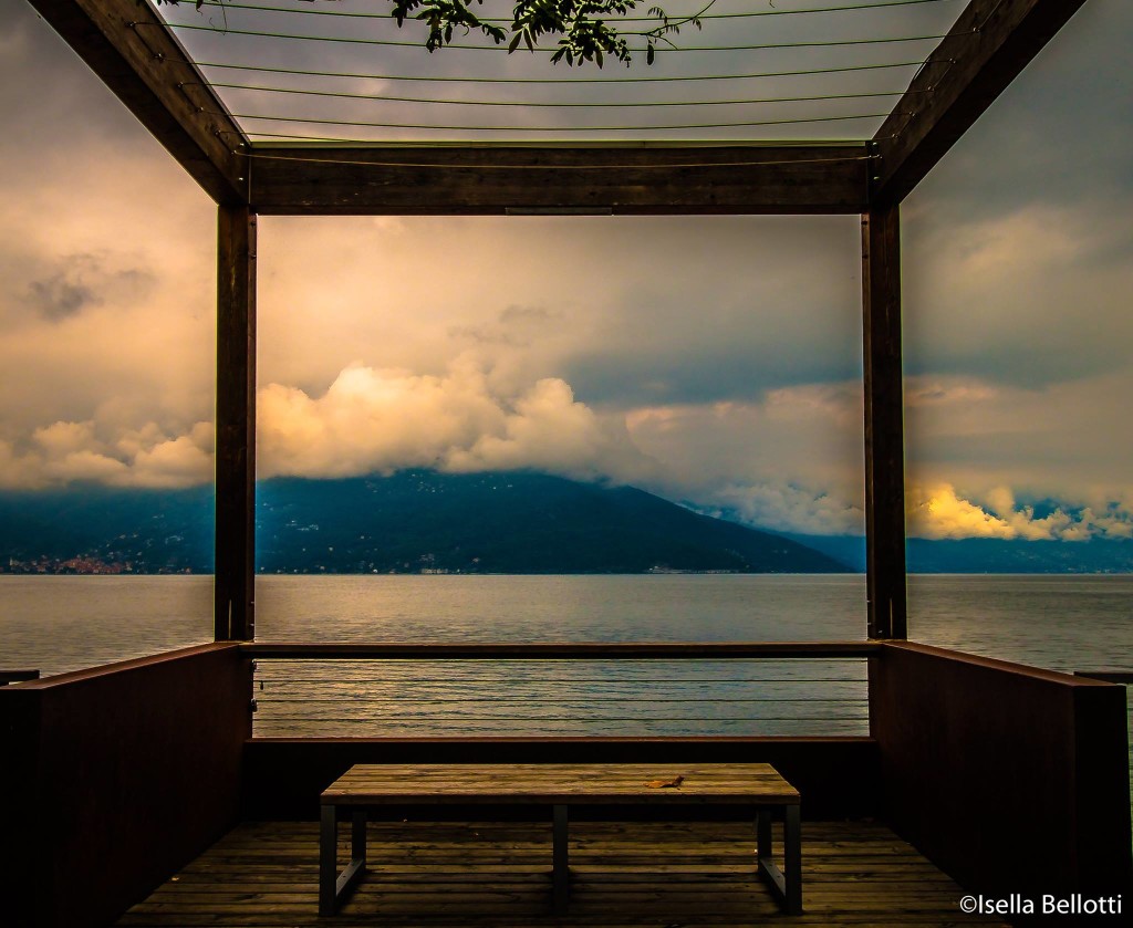 Buongiorno con la foto del giorno di Isella Bellotti: "Un balcone sul lago Maggiore"