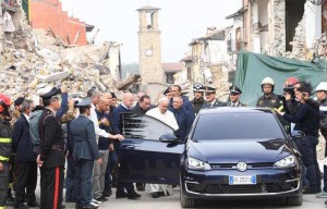 Papa Francesco fra le macerie di Amatrice: "Ho lasciato passare un po' di tempo. Non volevo dare fastidio"