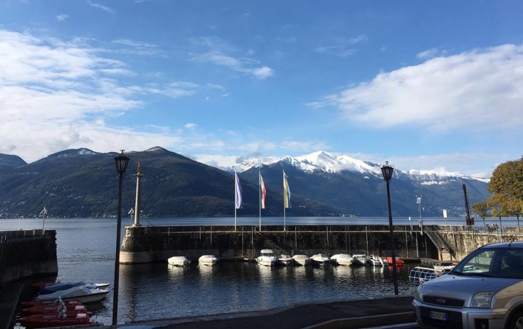 Buongiorno con la foto del giorno di Michele Marmino, "Il sole bacia la prima neve sul lago Maggiore"