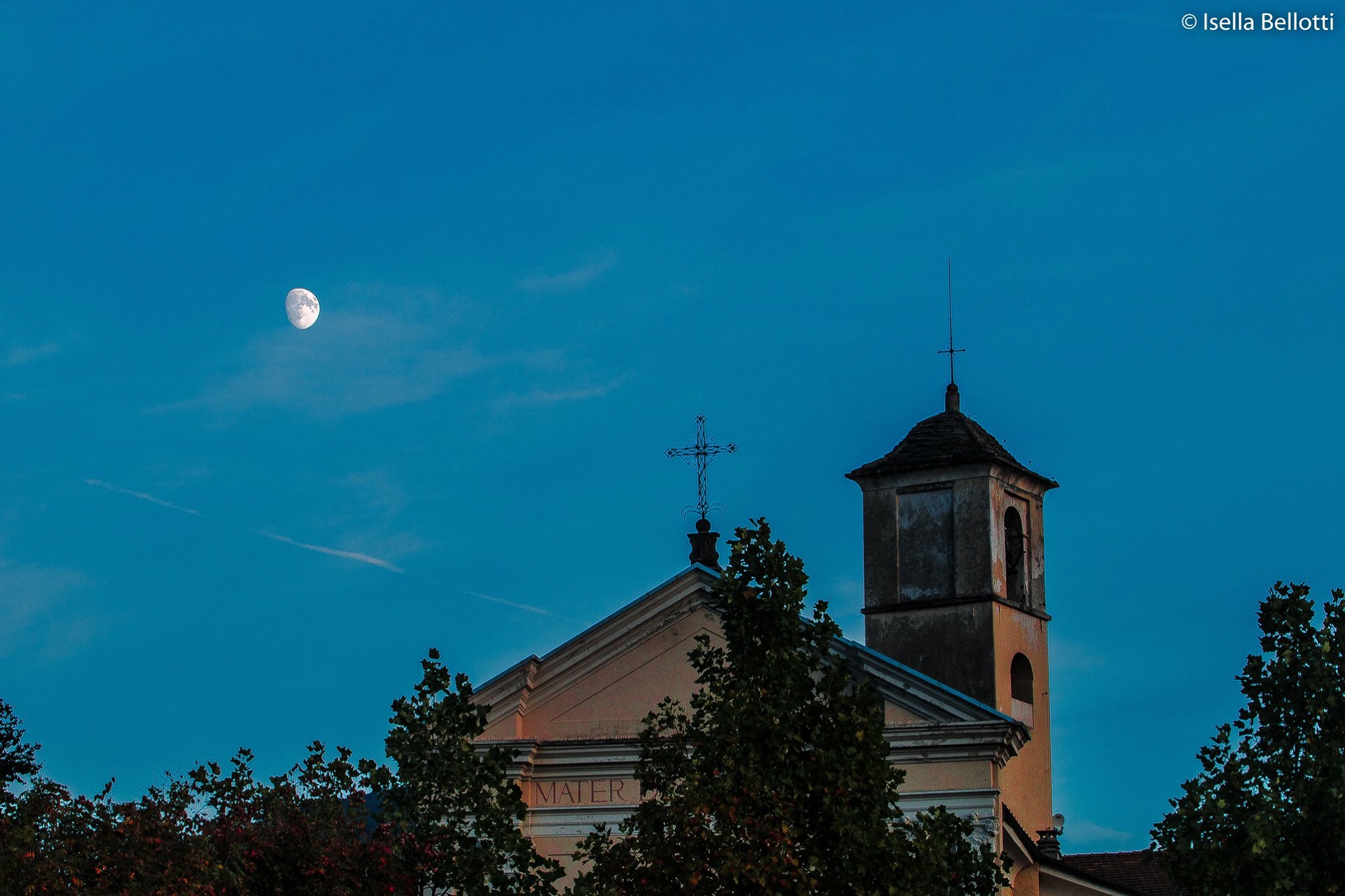 Buongiorno a tutti con la foto di Isella Bellotti: quale Chiesa è illuminata dalla Luna?