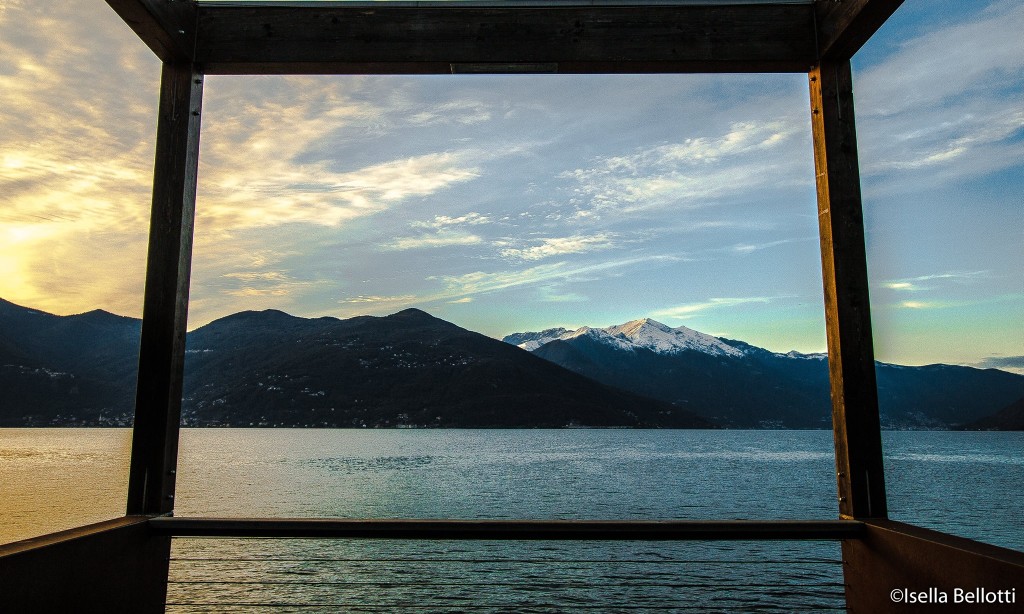 Buongiorno con la foto del giorno di Isella Bellotti: "Il mio balcone sul lago si è vestito di neve"